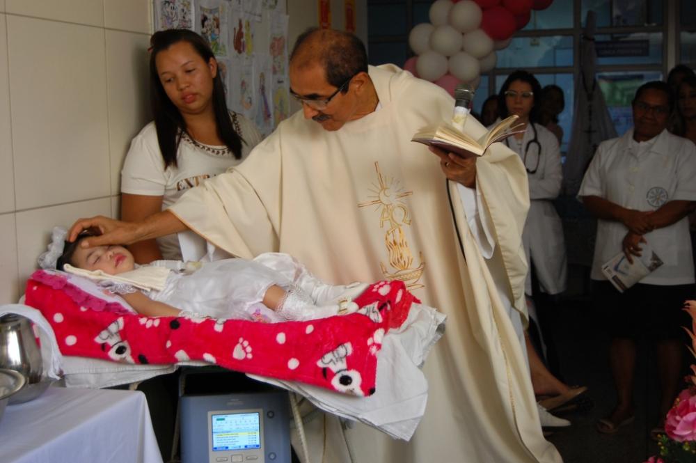 Criança internada há quase um ano é batizada no HUT