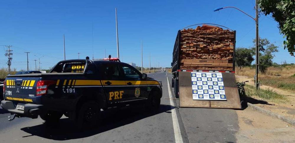 PRF apreende veículo de carga com madeira sem licença ambiental válida na BR-316 em Teresina
