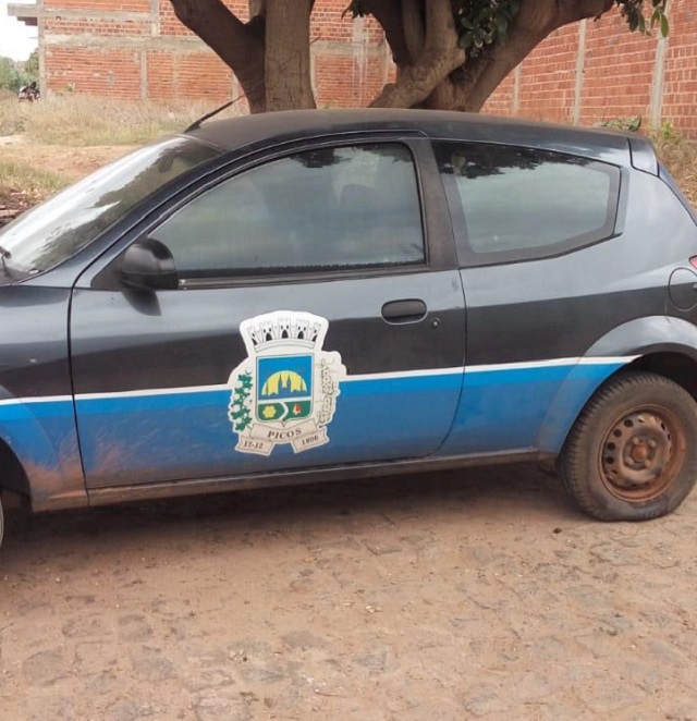 Carro da comunicação da prefeitura de Picos é furtado e encontrado depenado no bairro Malva