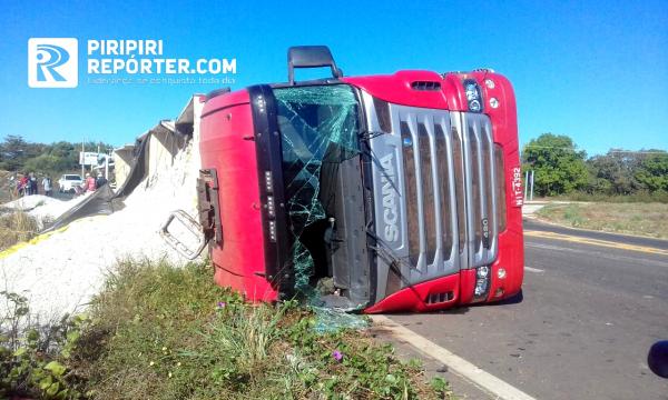 Caminhão tomba na BR 222 em Piripiri e motorista fica preso às ferragens