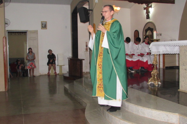 Fiéis participam da celebração em homenagem aos pais, na igreja do Junco