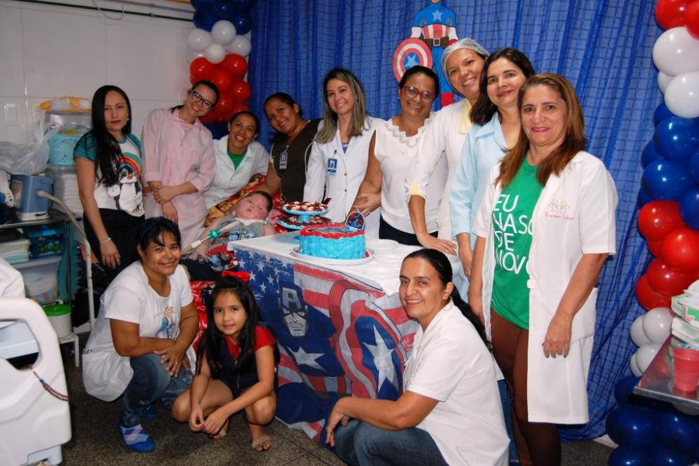 Criança internada há mais de 3 anos no HUT ganha festa de aniversário