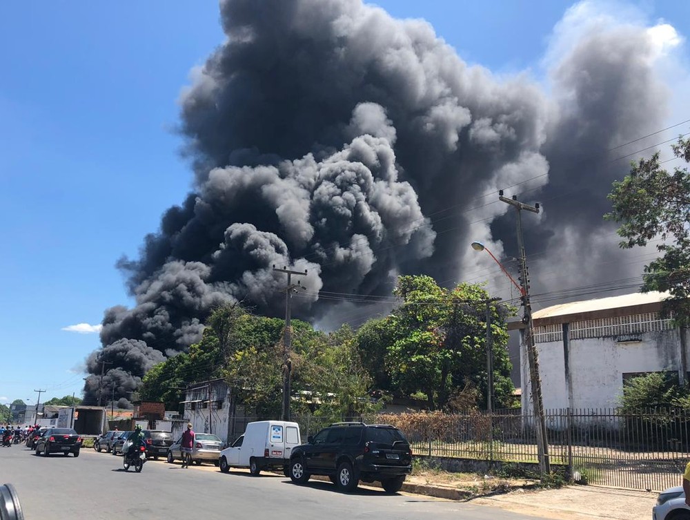 Incêndio de grandes proporções atinge fábrica de sandálias na Zona Sul de Teresina