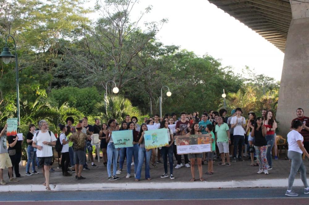 Incêndios | Manifestantes fazem protesto em defesa da Amazônia em Teresina