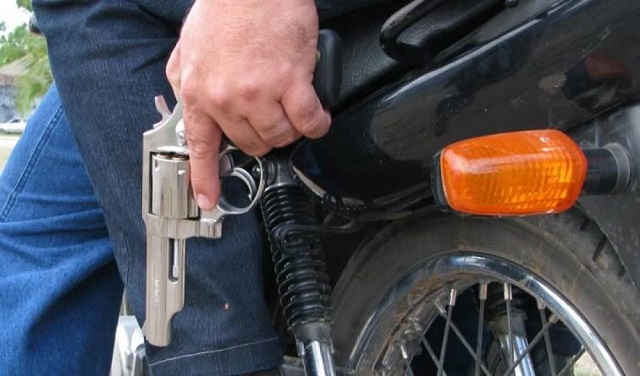 Homem tem carro roubado por dupla armada na porta de casa em Picos