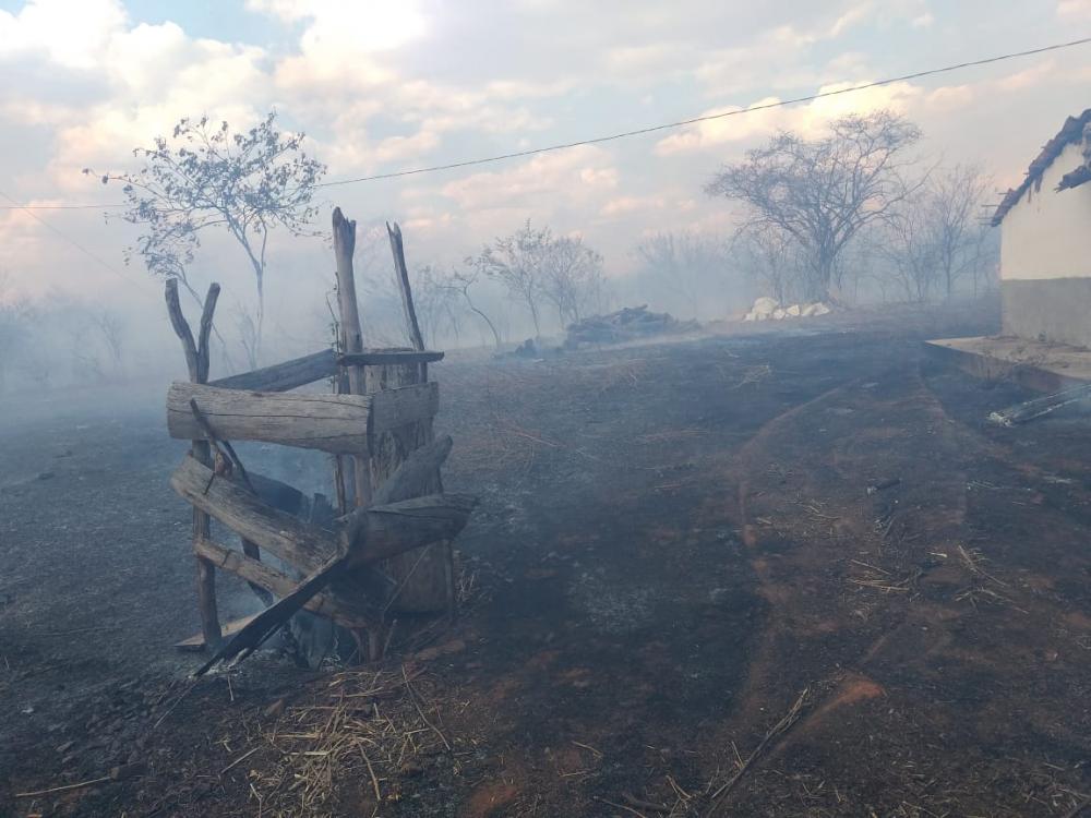 Bombeiros são acionados para conter incêndio em vegetação 