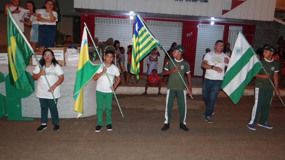 Independência | Desfile cívico realizado pelo Instituto Educacional São Pedro reuniu milhares de pessoas em praça pública