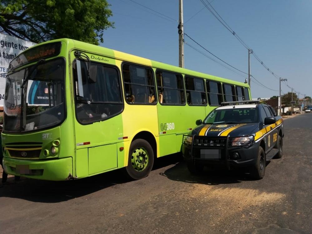 Ônibus coletivo é apreendido pela PRF com sinais de identificação alterados em Teresina