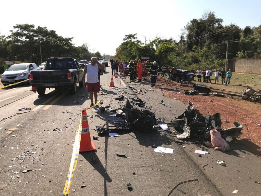 Médico morre em colisão frontal entre carro de passeio e carreta na BR-343 em Teresina