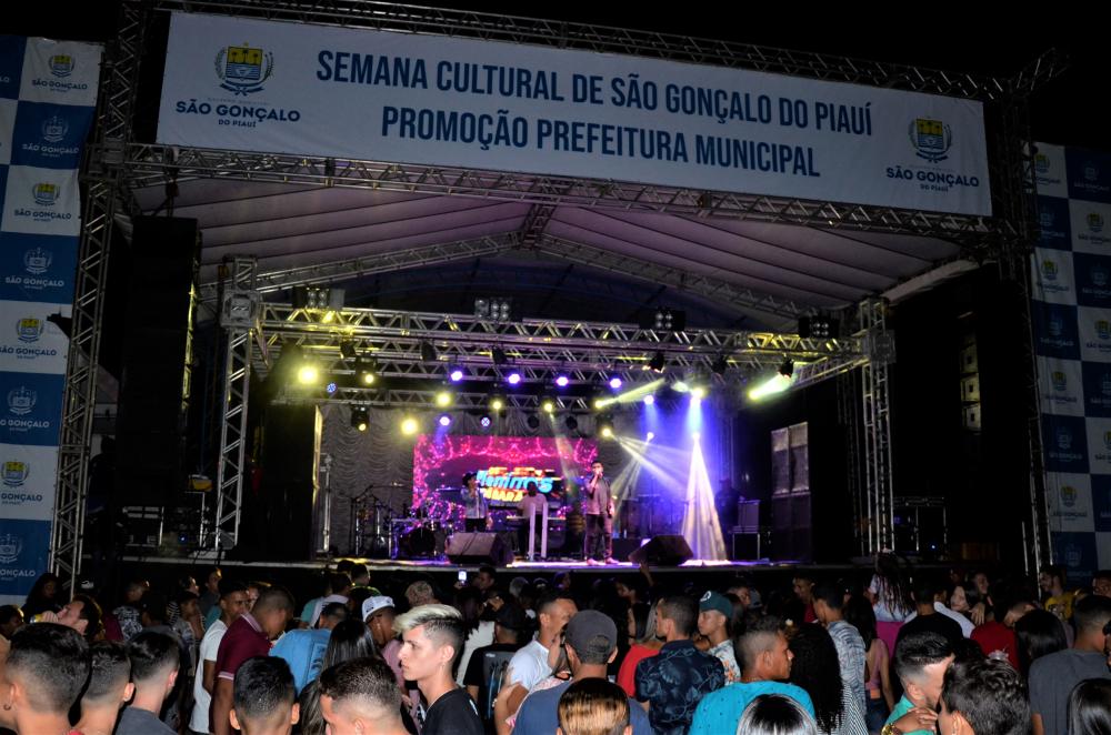 São Gonçalo do PI | Os Meninos de Barão e Banda Encantus fazem grande show em praça; veja imagens