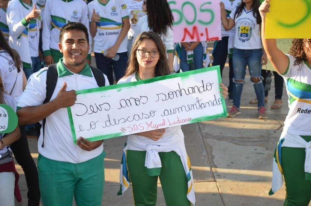 Estudantes protestam contra paralisação da reforma da escola Miguel Lidiano em Picos