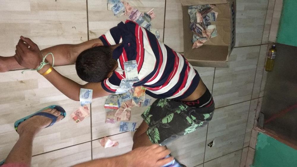 Comércio é invadido durante a madrugada e criminoso é pego dormindo dentro do estabelecimento 