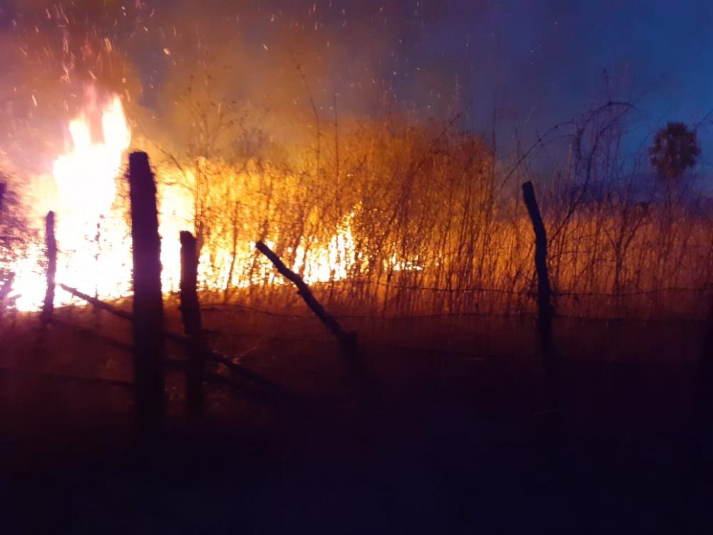 Bombeiros combatem incêndio de grande proporção em Picos