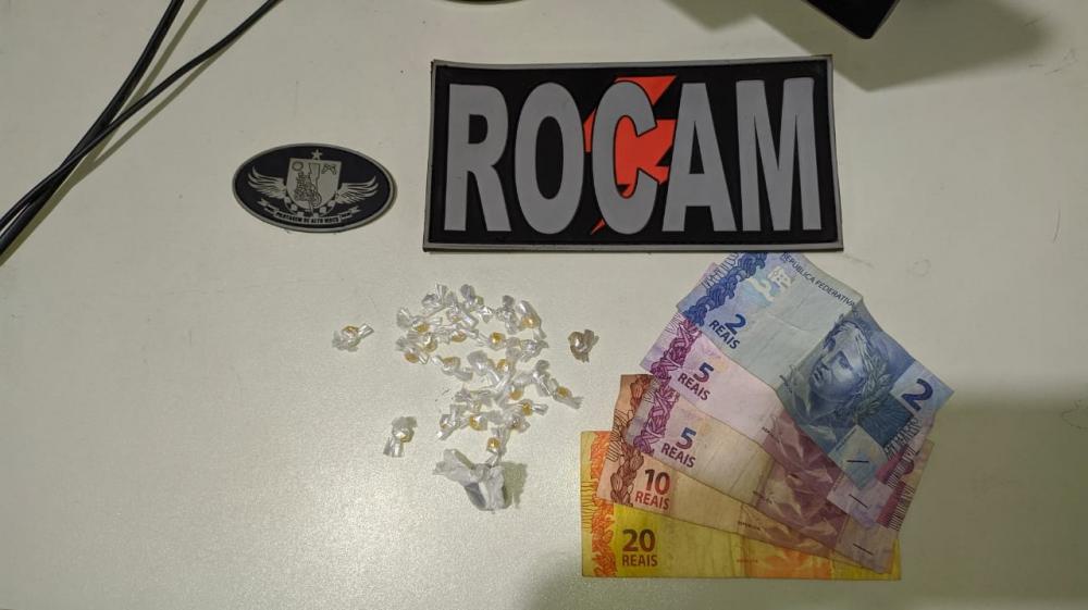 Homem tenta engolir droga para fugir de batida policial