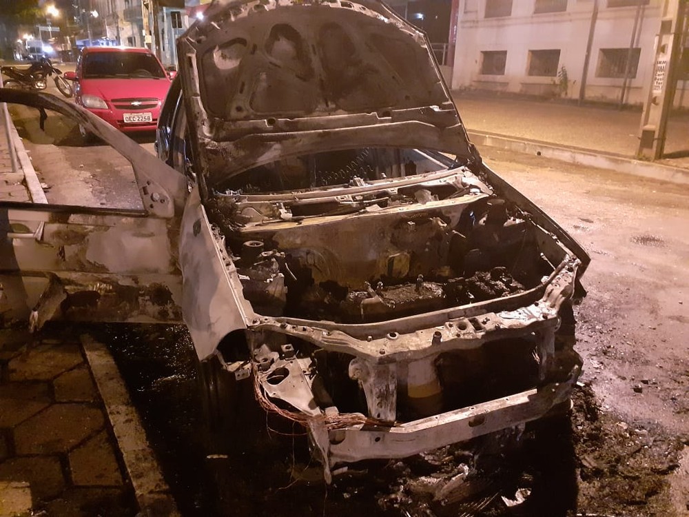 Carro fica destruído após pegas fogo em frente à Prefeitura de Teresina; Corpo de Bombeiros foi acionado