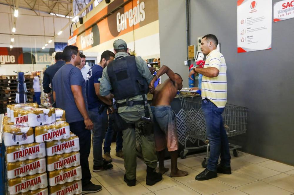 Fiscal de loja é assassinado dentro de supermercado em Teresina