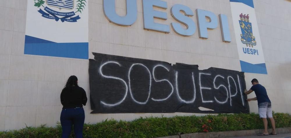 Acadêmicos da Uespi de Picos paralisam aulas para chamar atenção do Governo do Estado