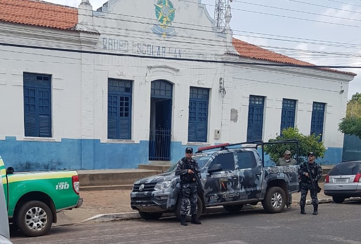 Polícia Militar reforça segurança em frente escolas em São Pedro do Piauí