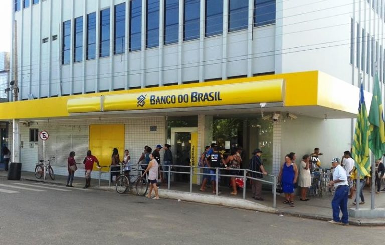 MP aumenta jornada de trabalho de bancários e sindicato critica nova medida