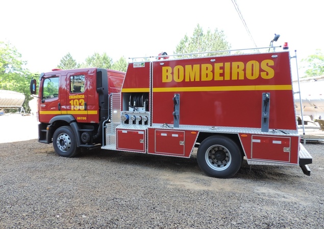 Guarnição do Corpo de Bombeiros de Picos combatem incêndio no bairro Paroquial