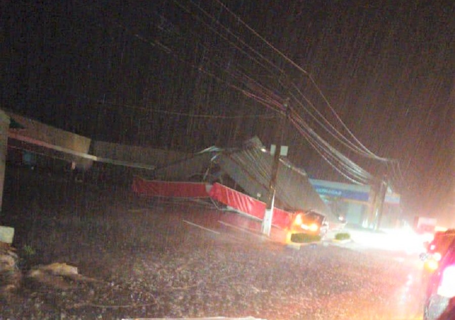 Teto de posto de combustíveis desaba na zona sul de Teresina após forte temporal