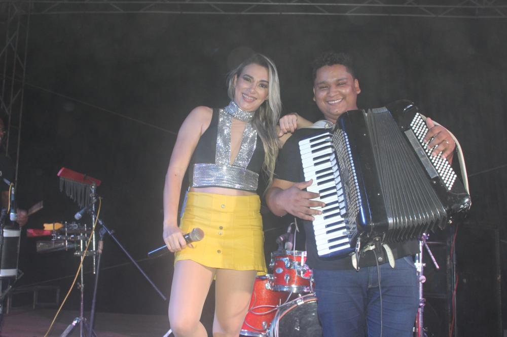 São Pedro | Rosa Xote e banda Forró Amor e Paixão agitaram a noite de sábado; imagens