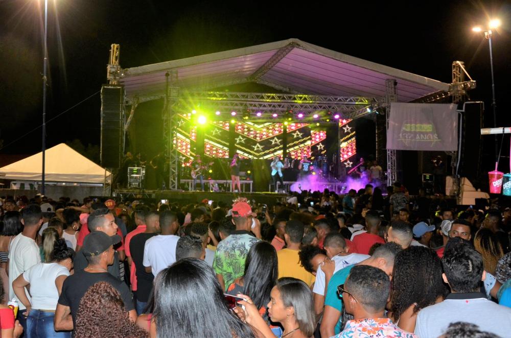 Show do aniversário de 137 de Regeneração reúne grande multidão em praça pública; veja imagens