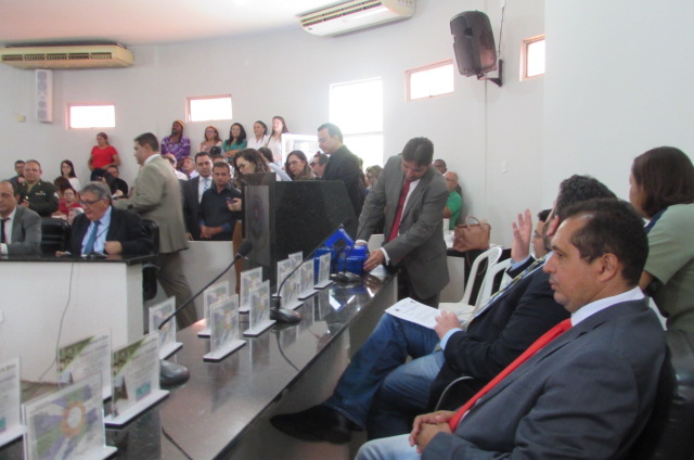 Em sessão solene Prefeitura e Câmara Municipal de Picos homenageiam servidores