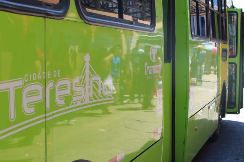 Trio faz arrastão em ônibus coletivo e rouba 20 passageiros em Teresina