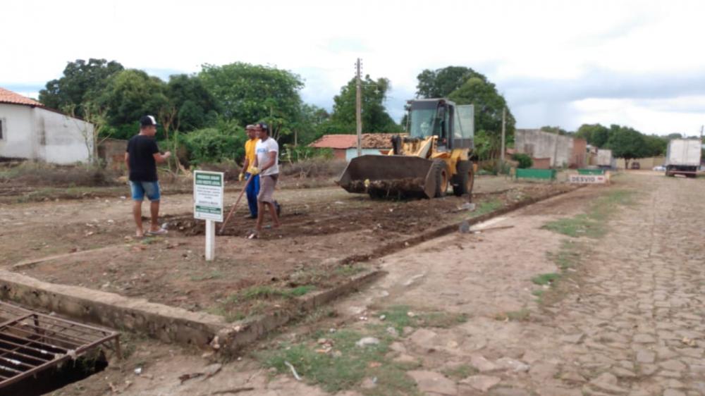 Prefeitura Municipal de Valença do Piauí realiza limpeza da Av 15 de Novembro nesse Sábado