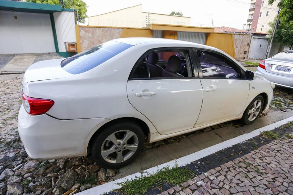 Bandidos arrombam carro e roubam arma de PM próximo ao Teresina Shopping 